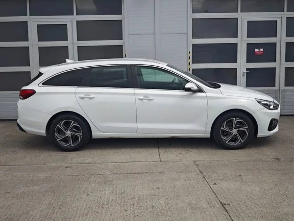 Hyundai i30 CW Family 1,6 CRDi 85kW 9