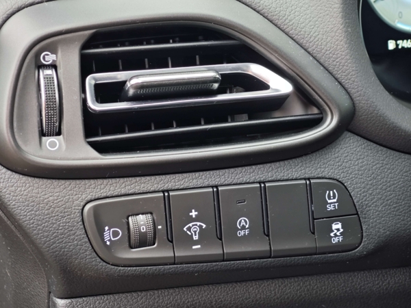 Hyundai i30 CW FAMILY DCT 1,5 T-GDi MHEV  103kW 26