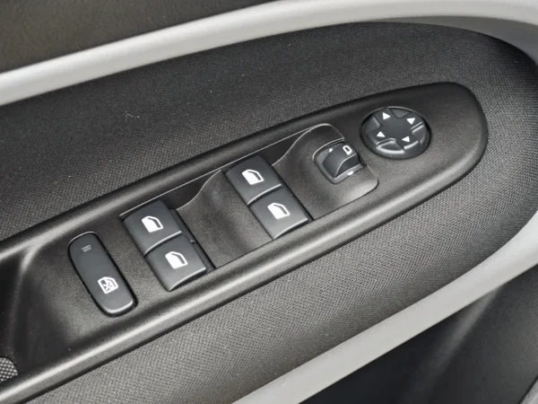 Jeep Avenger LONGITUDE 1,2T e-Hybrid DCT6 81kW 32