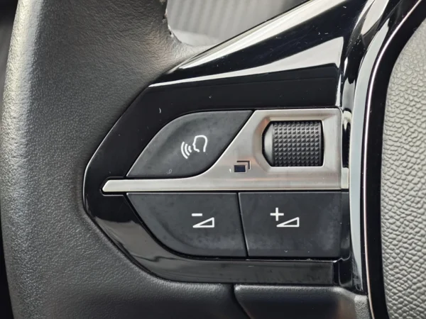 Peugeot 208 Allure 1,2  74kW 28