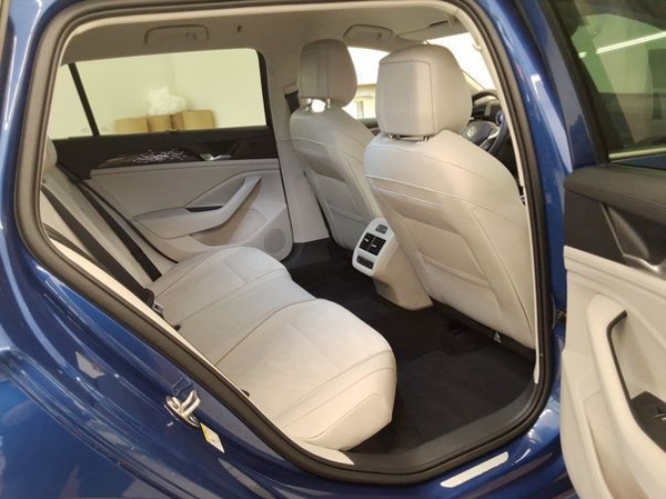 Volkswagen Passat Variant Elegance 4Motion DSG 2,0 TDI 142kW 8