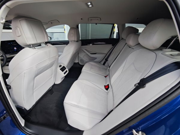 Volkswagen Passat Variant Elegance DCC Pro 4Motion DSG 2,0 TDI 142kW 11