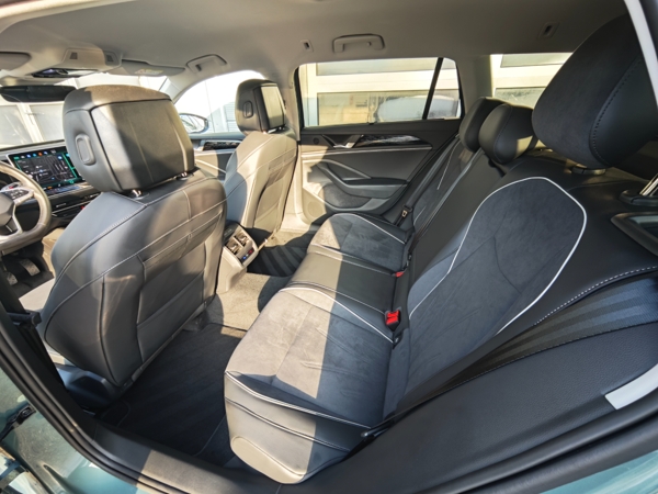 Volkswagen Passat Variant Elegance DSG 2,0 TDI 110kW 10