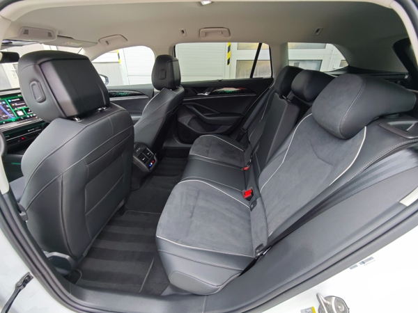 Volkswagen Passat Variant Elegance DSG 2,0 TDI 110kW 11