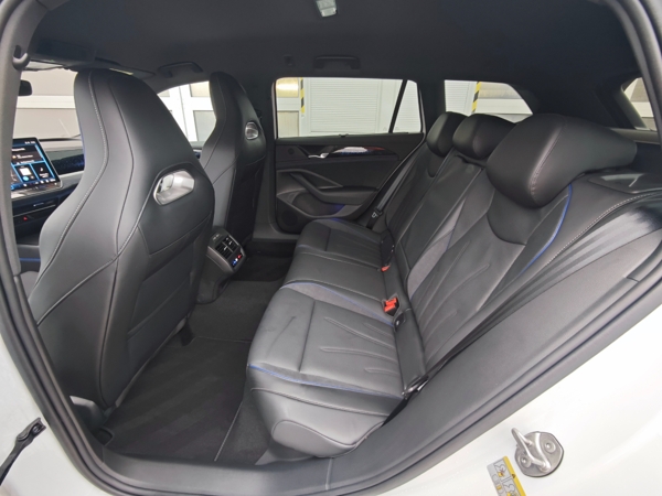 Volkswagen Passat Variant R - Line 4Motion DSG 2,0 TDI 142kW 13