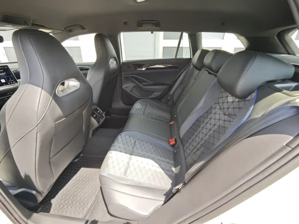 Volkswagen Passat Variant R-Line 4motion DSG 2,0 TDI 142kW 12